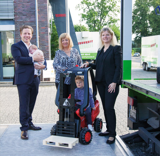 Familie Bohnhoff auf einem Lastwagen mit der nächsten Generation